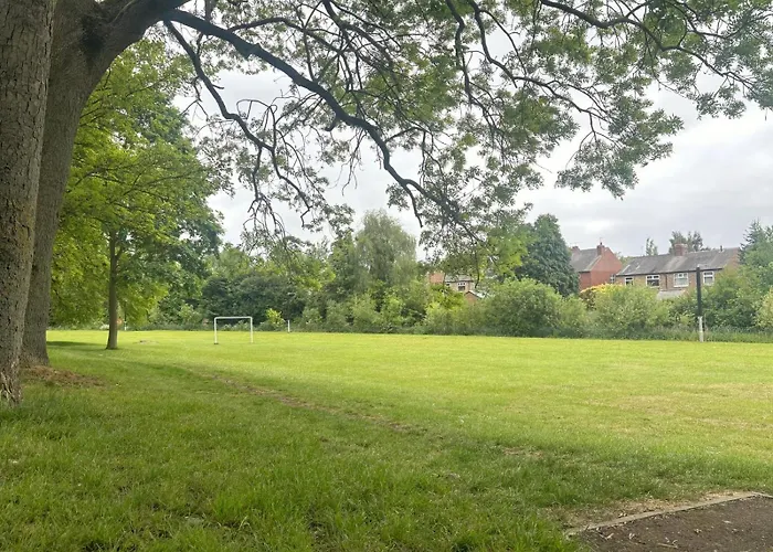 Flaxman Avenue - Lovely 4 Bed Home, 5 Mins Drive To York City Centre, Free Superfast Wi-Fi, Free On-Street Parking