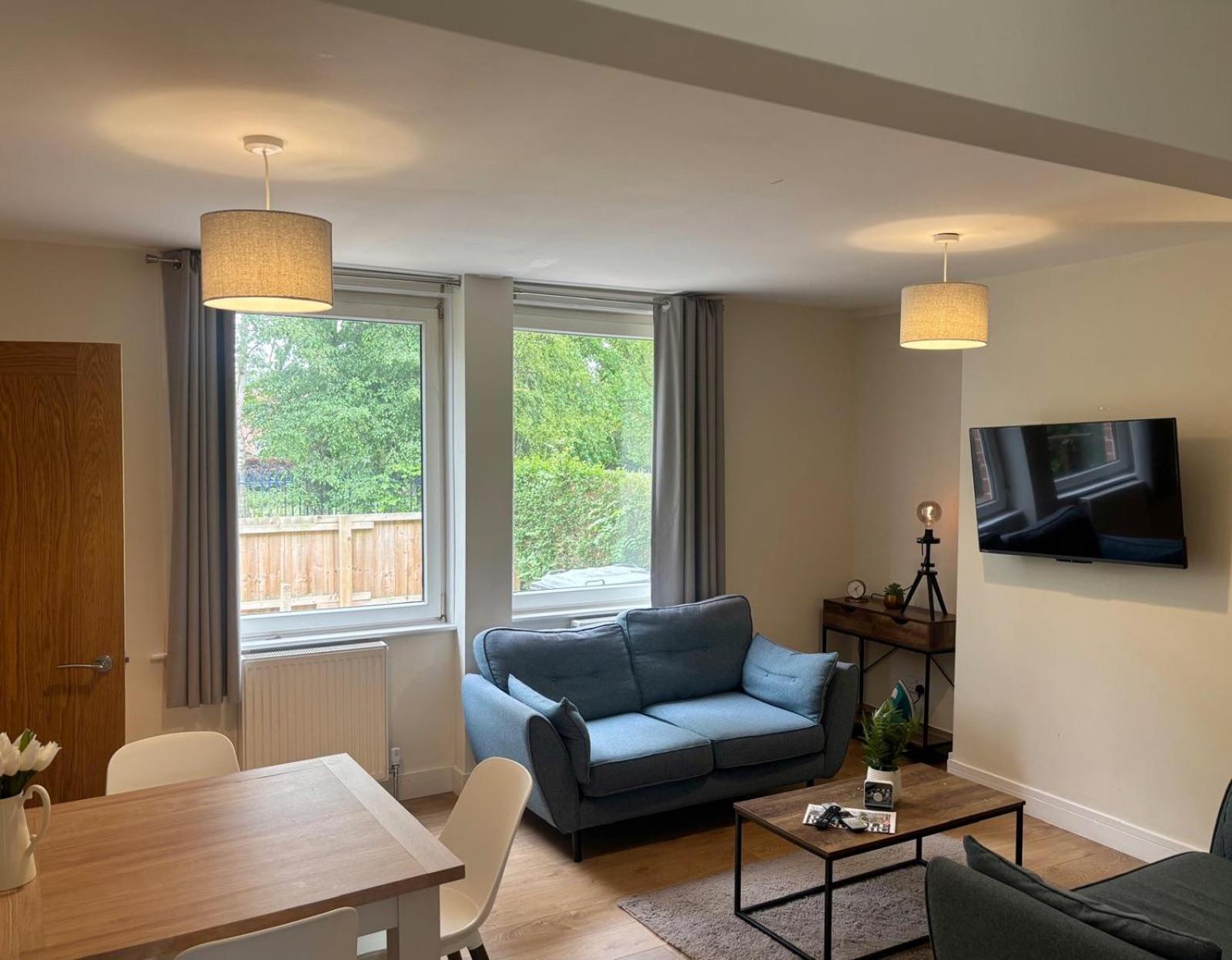 Flaxman Avenue - Lovely 4 Bed Home, 5 Mins Drive To Centre, Free Superfast Wi-fi, Free On-street Parking *