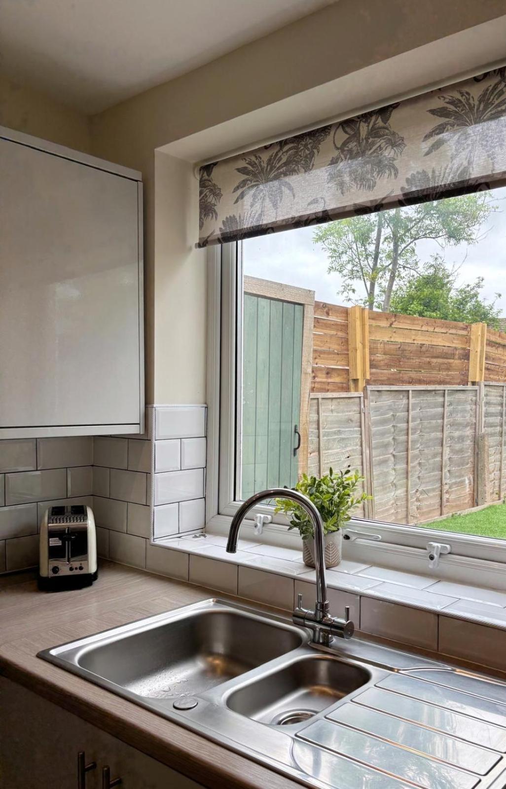 Flaxman Avenue - Lovely 4 Bed Home, 5 Mins Drive To Centre, Free Superfast Wi-fi, Free On-street Parking *